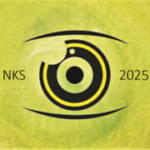 Ett öga med texten NKS 2025 (logotype)